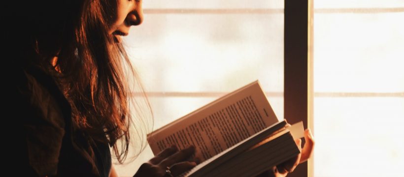 Jeune femme qui lit un roman d'amour