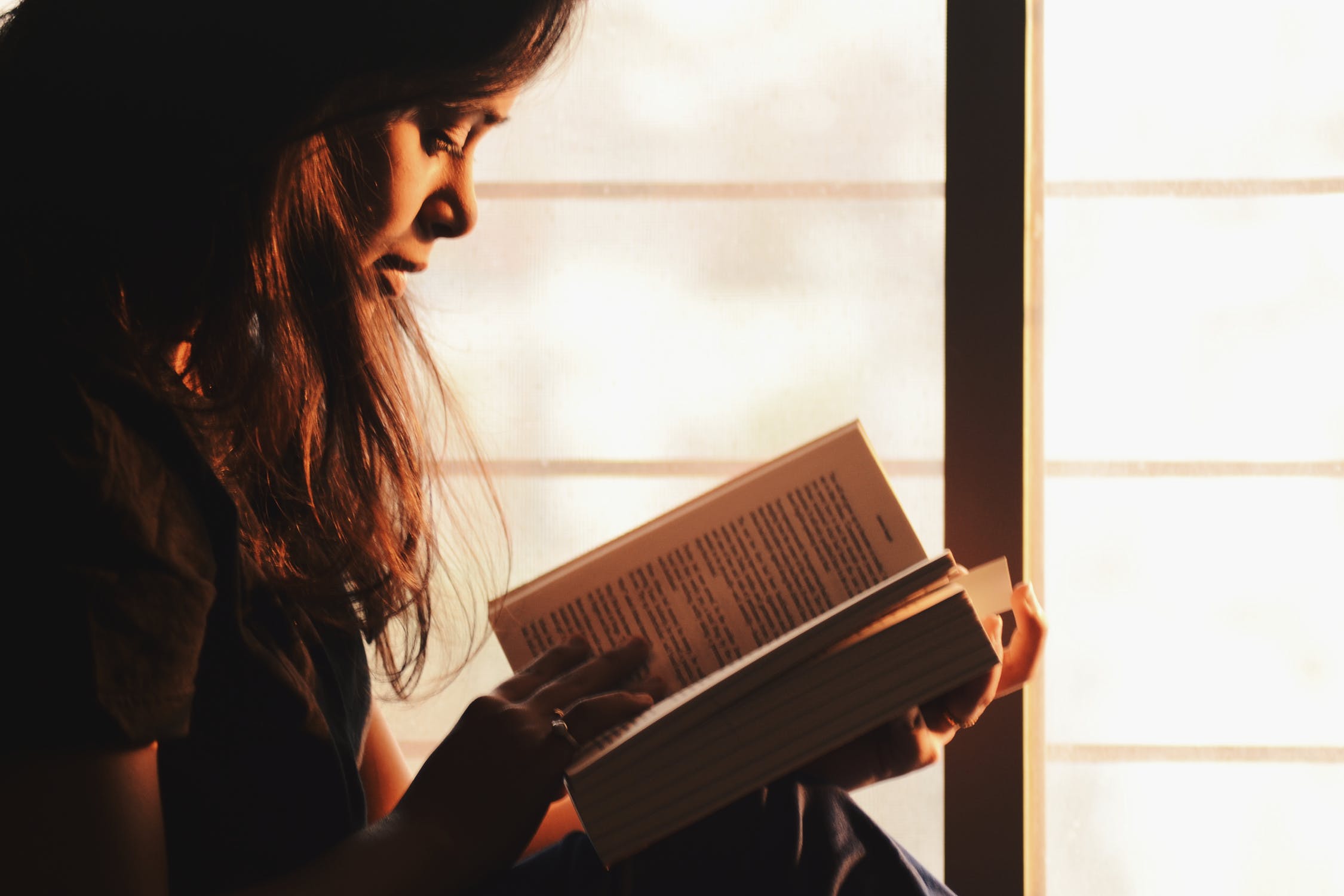 Jeune femme qui lit un roman d'amour