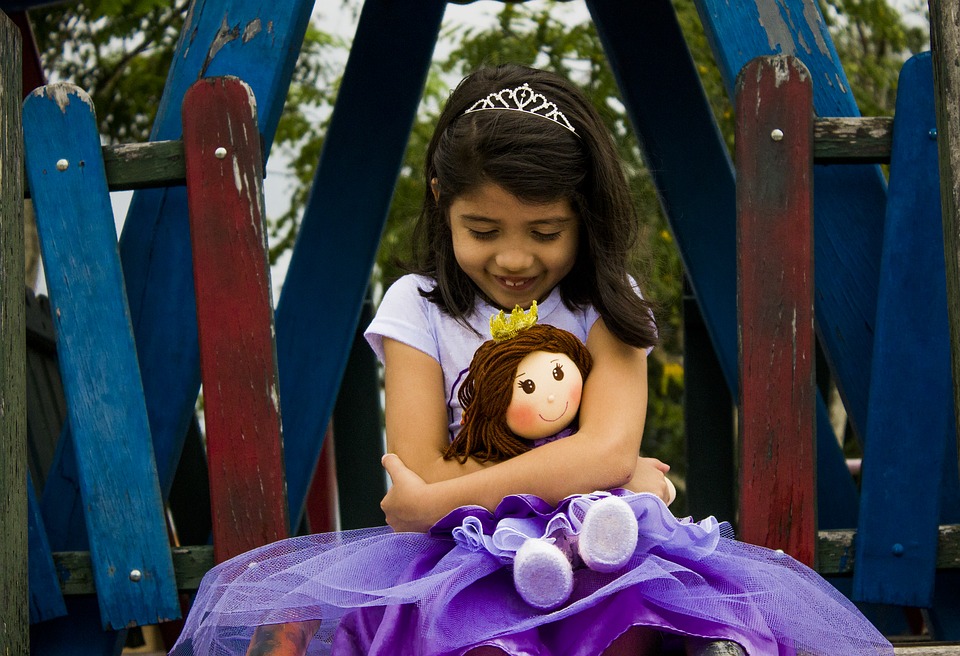 Idée cadeau jeune enfant : la poupée à personnaliser