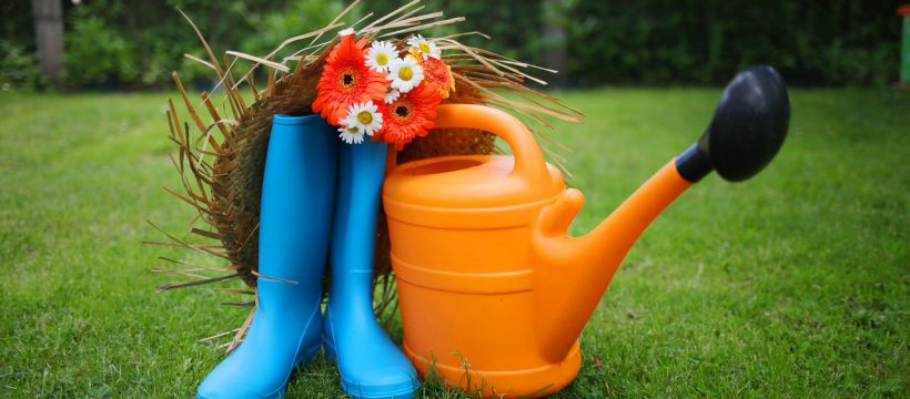 matériel jardinage arrosoir bottes