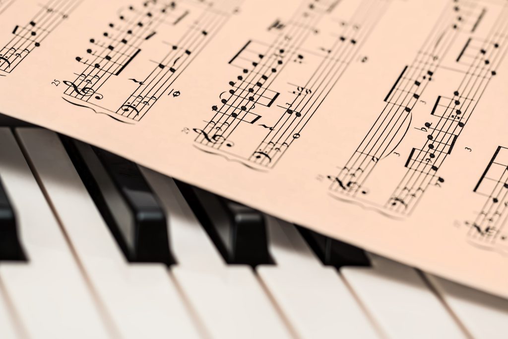 Partition de musique posée sur un piano