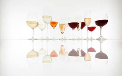 Plusieurs verres à vin sur fond blanc