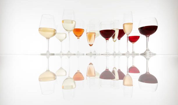 Plusieurs verres à vin sur fond blanc