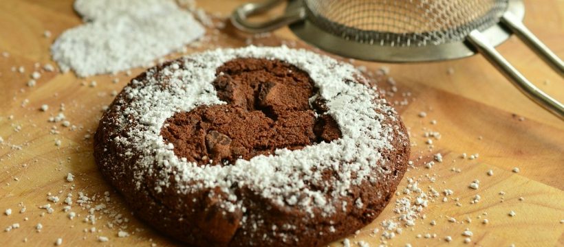 gateau au chocolat avec un coeur dessus