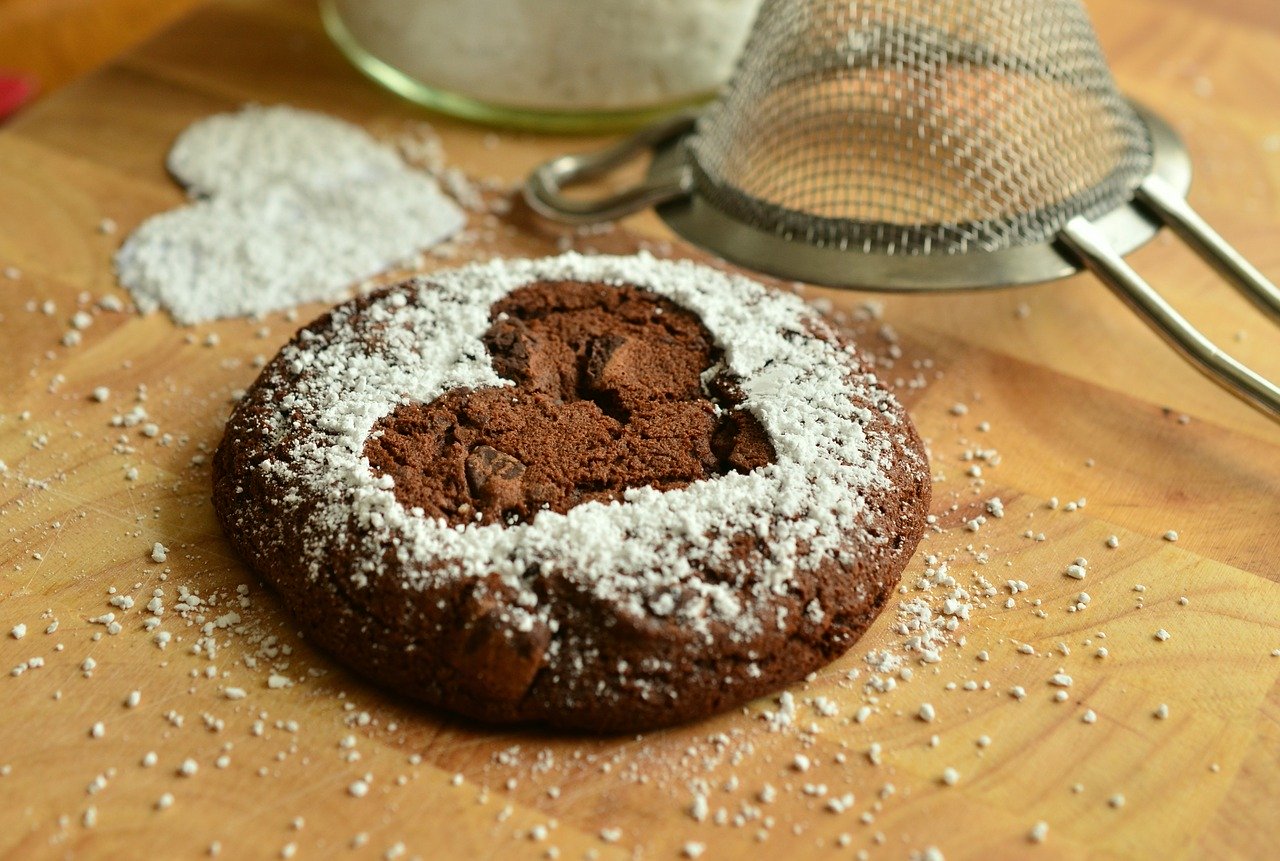 gateau au chocolat avec un coeur dessus